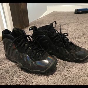 Nike foamposits boys size 4 black iridescent